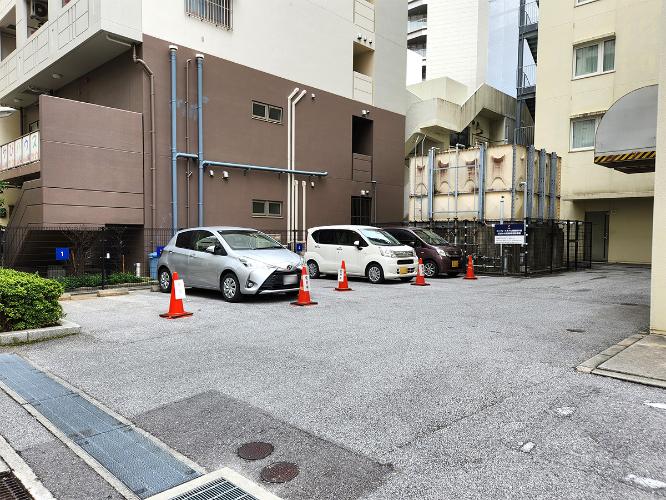 敷地内駐車場5台　　1泊（15:00〜翌12:00）820円
