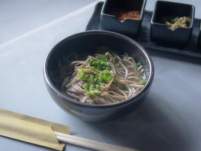 【子夜そば】 あっさりとやさしい鯛の出汁で作る温かいかけそばを毎日21時～23時まで無料提供。
