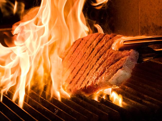 特注の石窯で焼き上げるパウンドステーキは圧巻