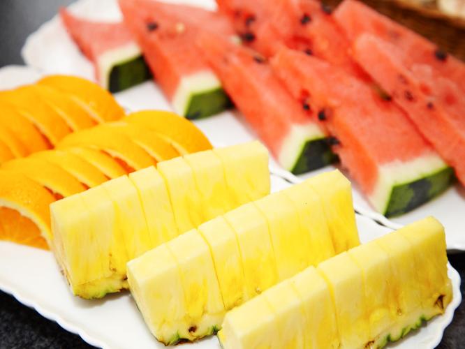 【朝食バイキング】朝から新鮮なフルーツで体もフレッシュに！(内容は季節により変わります)