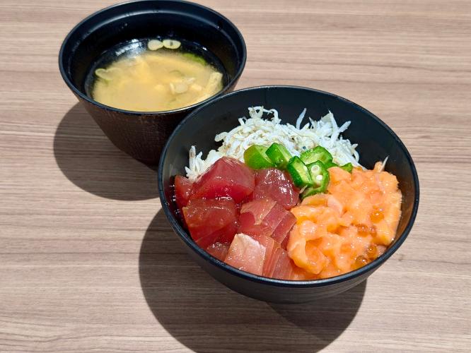 海鮮丼　お味噌汁