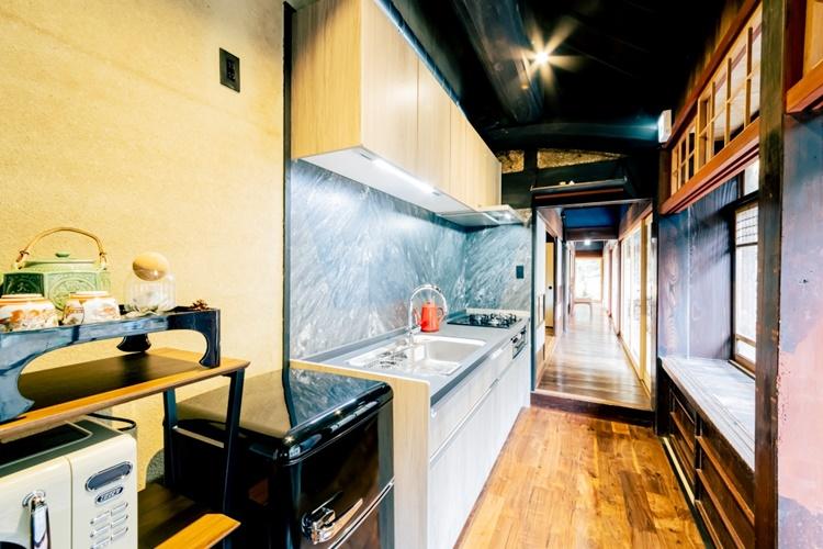 【蛍火棟・主屋101】キッチン。フロント棟のあるムラの駅「たなせん」で食材を購入できます