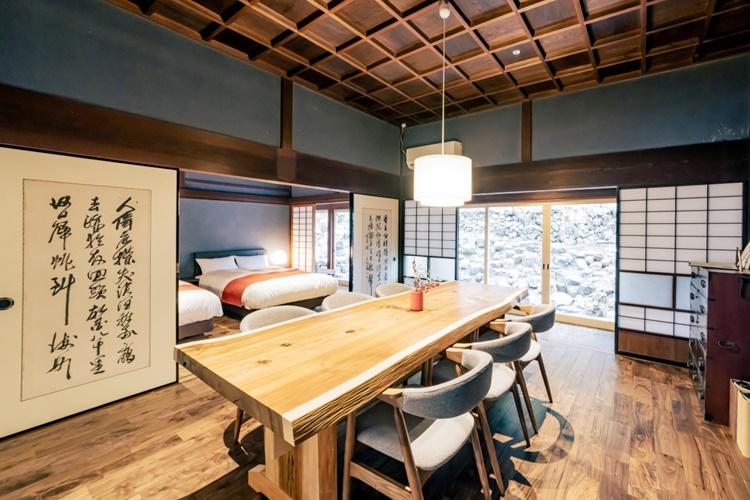 【蛍火棟・主屋101】ダイニングルーム。建築当時の古き良き風情と現代の美しさを兼ね備えた空間です。