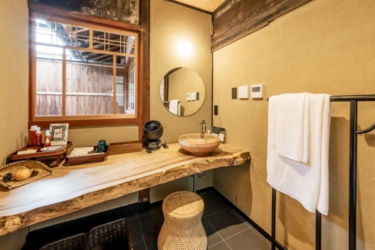 【蛍火棟・主屋101】洗面所。アメニティは京都発のオーガニックコスメ「NEMOHAMO」を採用しております