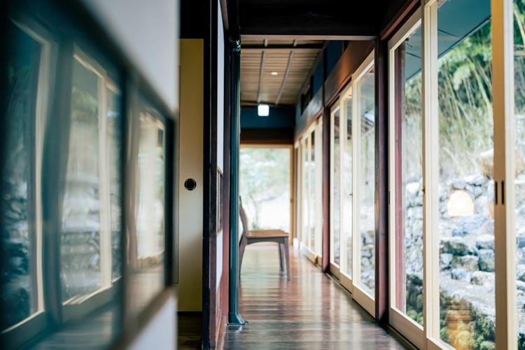 【蛍火棟・主屋101】廻り縁からは、庭が表と裏の両方に見える贅沢な造りとなっております