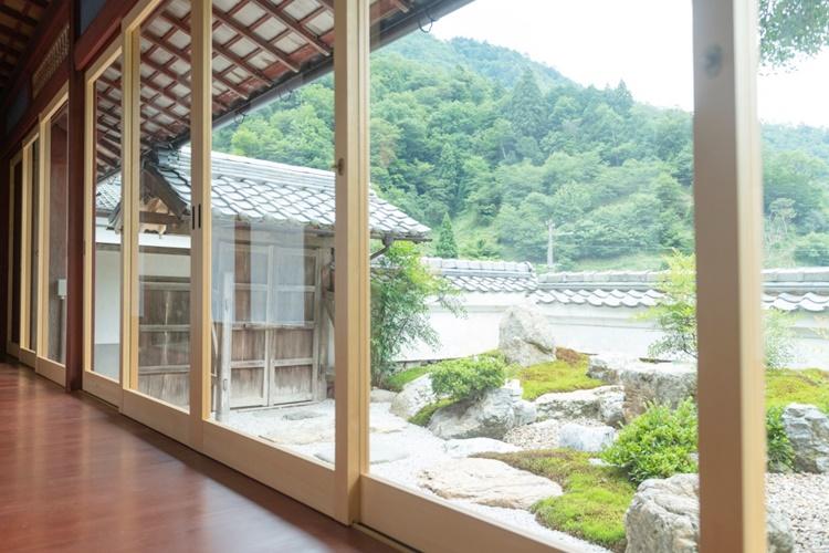 【蛍火棟・主屋101】大きな窓から見える美山の大自然に癒されてください
