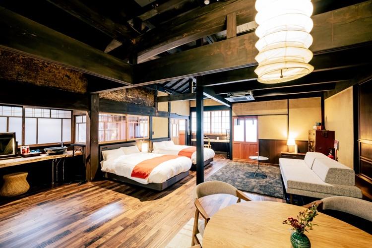 【蛍火棟・主屋102】かまどと囲炉裏の煤（すす）で黒光りした梁（ゴロンボ）が特長的なお部屋です