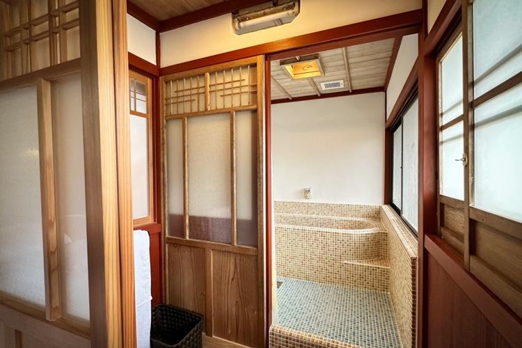 【蛍火棟・主屋102】某映画に出てくるサツキとメイのお風呂のようなレトロな浴室