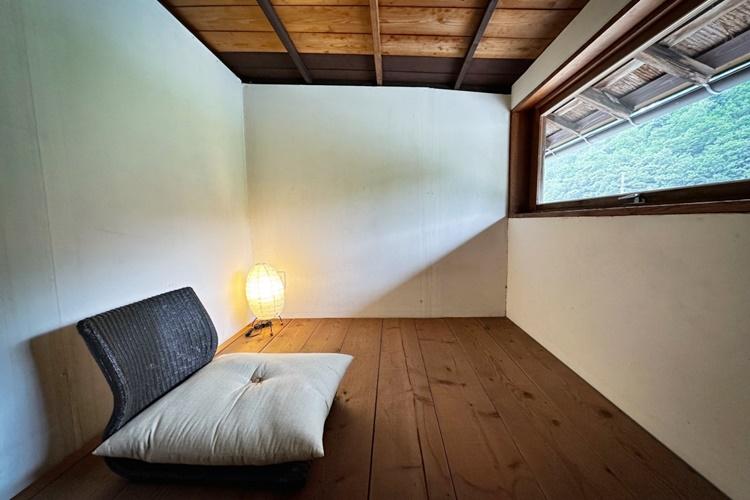 【松明】隠し部屋のようなロフト。横長の窓から見える日本の原風景に癒されてください