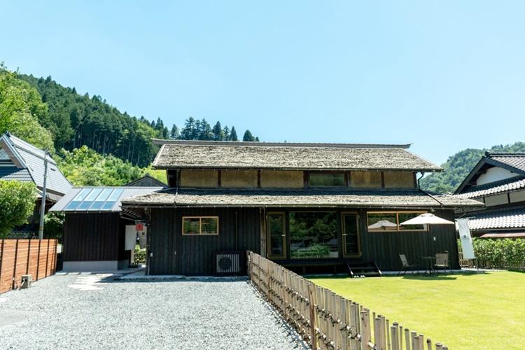【松明】地域内でも珍しくなってしまった希少な杉皮葺の古民家です