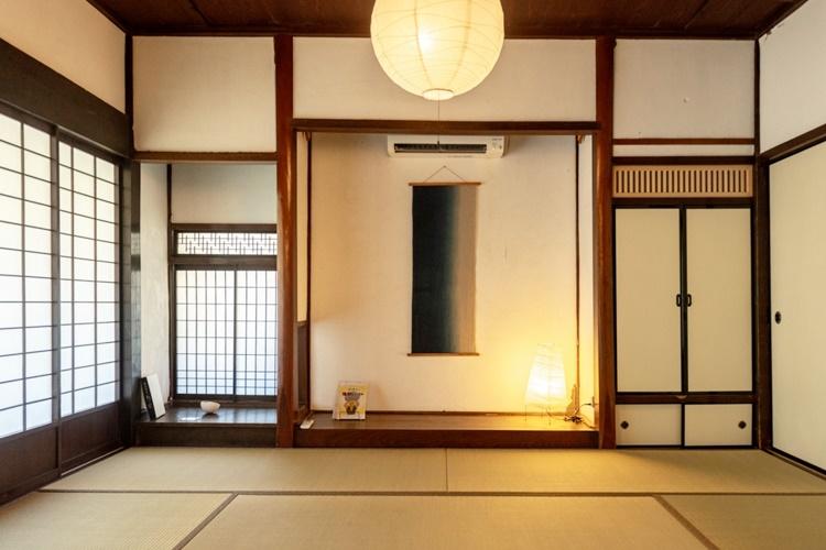 【松明】和室が2室ございます。こちらは地元の藍染作家のお軸がかかるお部屋です