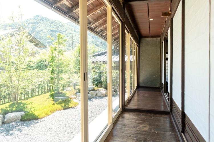 【松明】廊下。美山の大自然、美しく整えられた生け垣や庭が楽しめます