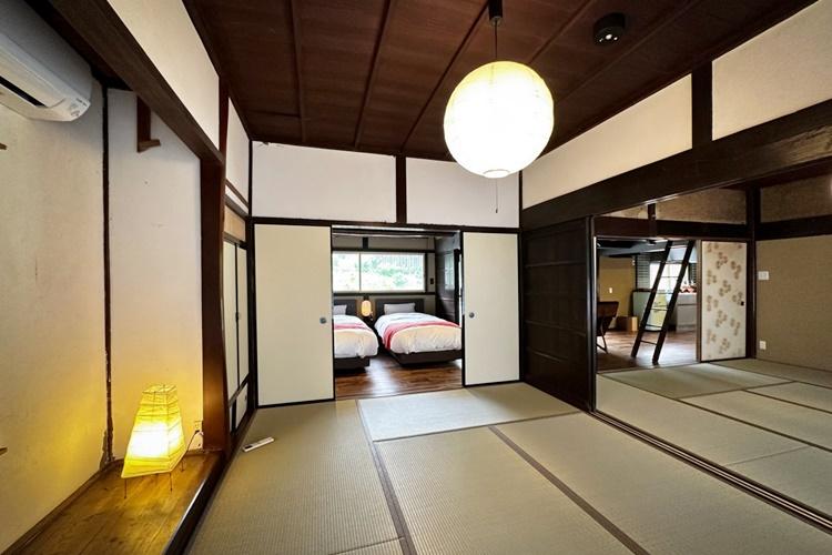 【松明】和室。6帖の広さの和室が2室ございます。手足を伸ばしてお寛ぎください