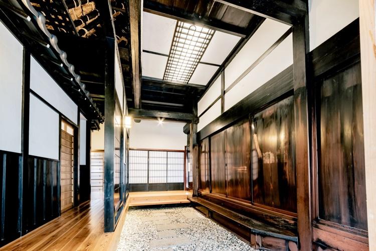 【水音】エントランス。中に入ると、土間の香りと涼しい空気が感じられます