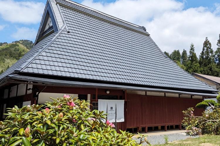 【水音】この地域の典型的な建築様式「北山型」の茅葺家屋の古民家です