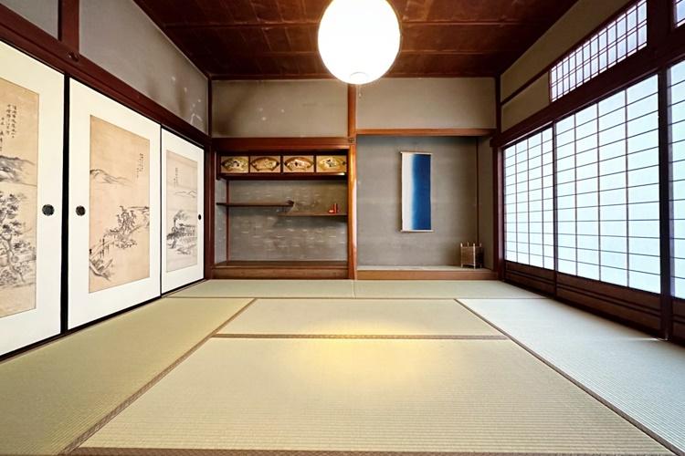 【水音】和室。当時のまま残る、遊び心が感じられるふすまがございます