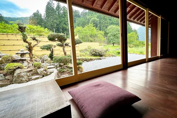 【水音】大きな窓からは美山の大自然、美しく整えられた庭が楽しめます。