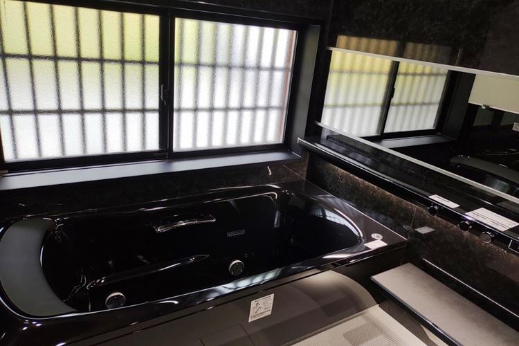 【水音】黒を基調としたシックな浴室（肩楽湯と腰楽湯を搭載）