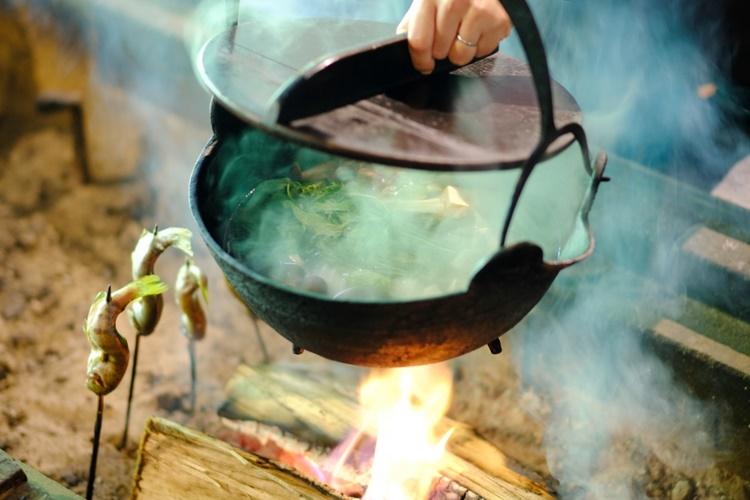【夕食一例】提携レストラン「ゆるり」の囲炉裏鍋