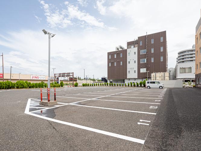 【敷地内駐車場】75台◆無料◆8ｍ以上の大型車要予約
