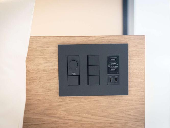 【客室電源コンセント、USBポート】