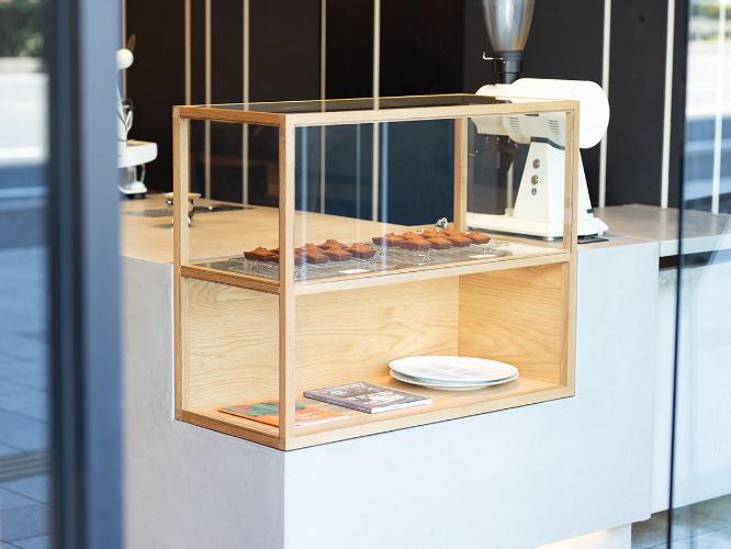 【FUSE COFFEE】コーヒーや店内で焼き上げるフィナンシェのいい香りが皆さまをお出迎え。