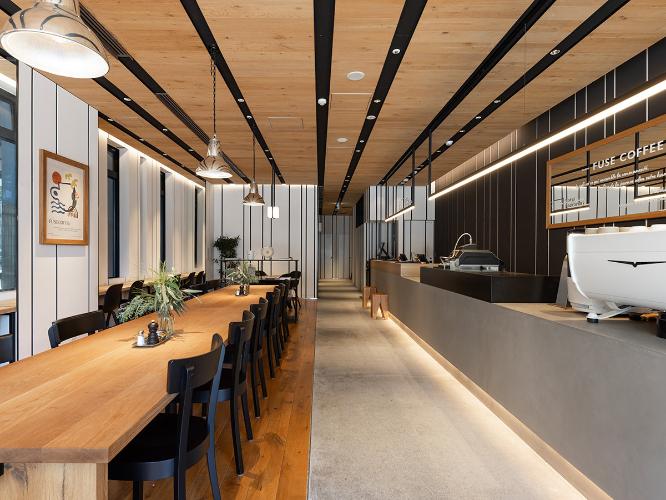 【FUSE COFFEE】無垢材のビッグテーブルなど、ウッドのあたたかい雰囲気のカフェ。
