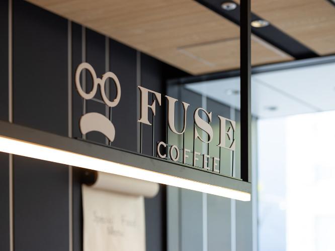 【FUSE COFFEE】カフェの営業時間は7：00～19：00（L.O. 18：30）です。
