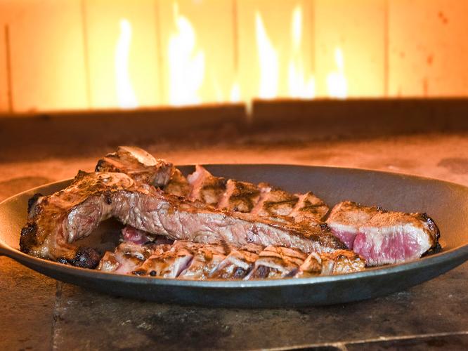 Tボーンステーキ：特注の石窯で焼き上げる至高の一品