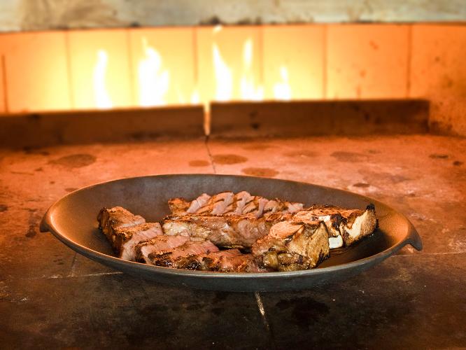 Tボーンステーキ：特注の石窯で焼き上げる至高の一品