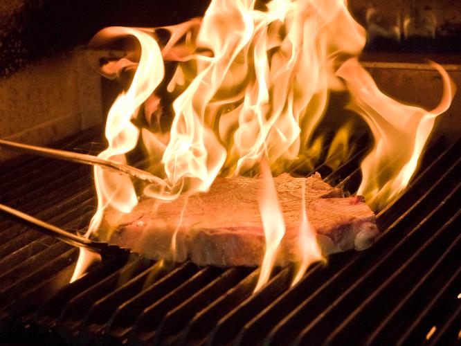 Tボーンステーキ：特注の石窯で焼き上げる至高の一品