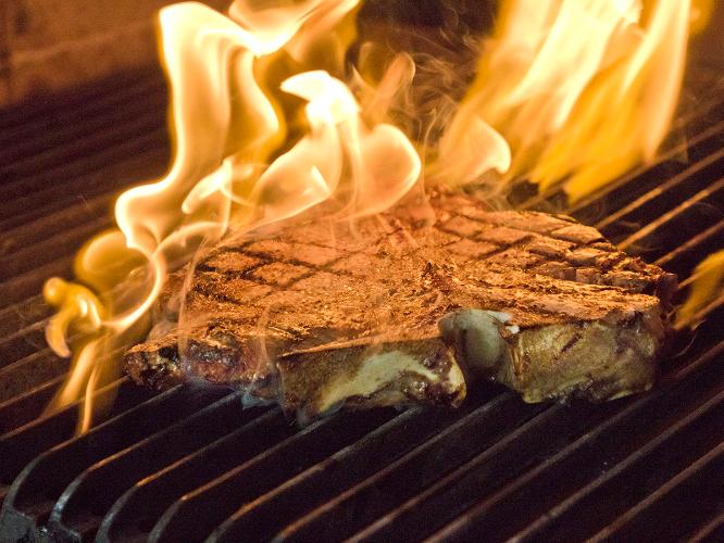 Tボーンステーキ：特注の石窯で焼き上げる至高の一品