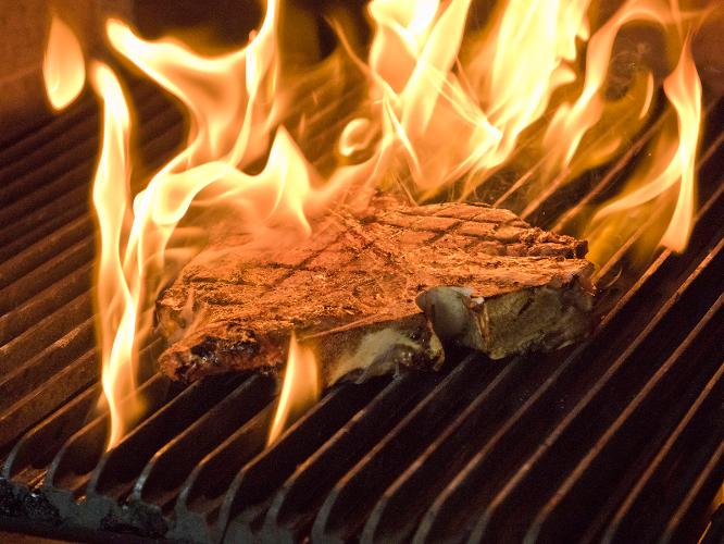 Tボーンステーキ：特注の石窯で焼き上げる至高の一品