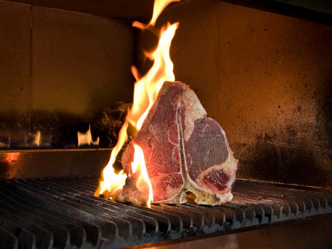 Tボーンステーキ：特注の石窯で焼き上げる至高の一品