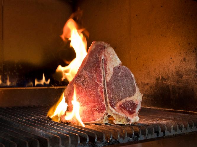 Tボーンステーキ：特注の石窯で焼き上げる至高の一品