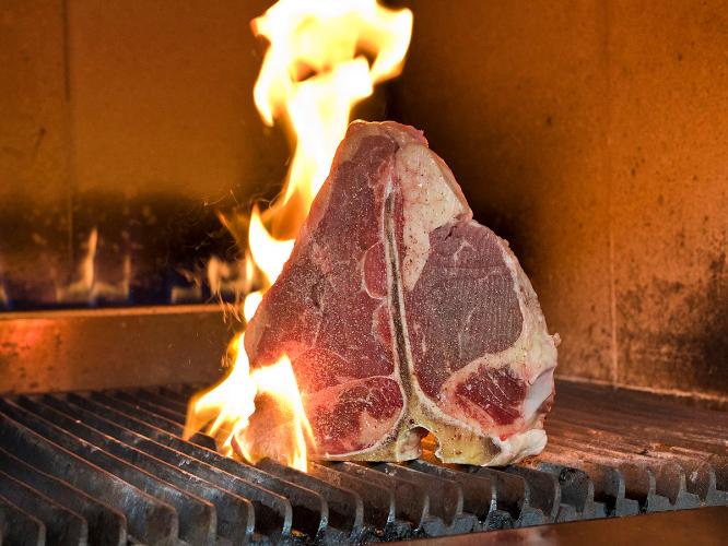 Tボーンステーキ：特注の石窯で焼き上げる至高の一品