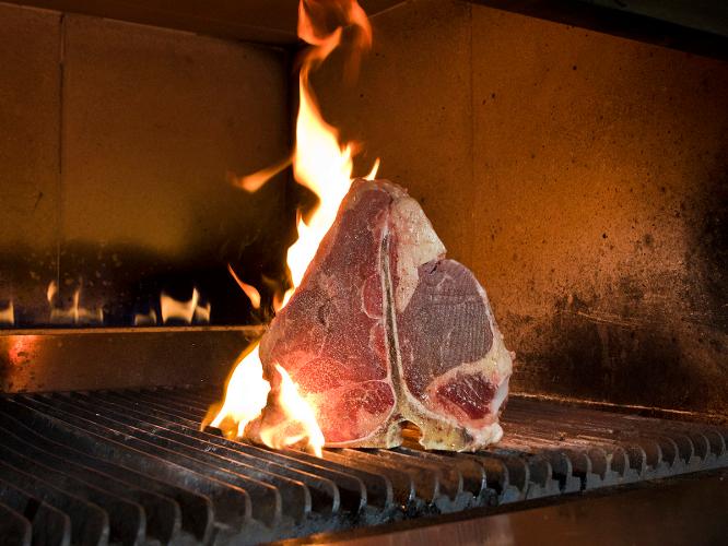Tボーンステーキ：特注の石窯で焼き上げる至高の一品