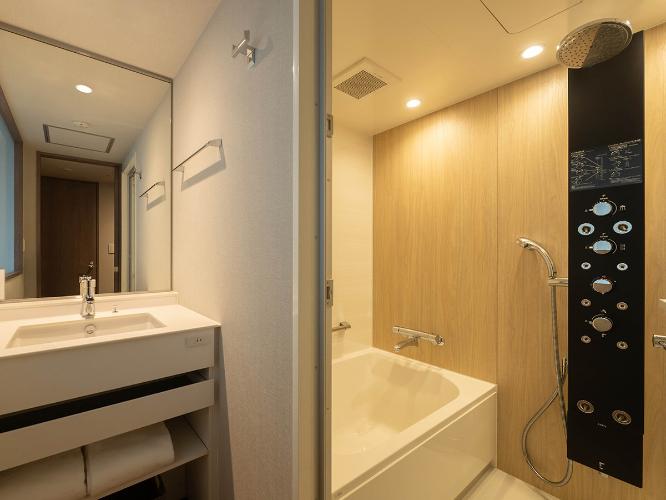 【浴室】洗い場付バス、独立トイレを配したシンプルで機能的な浴室ですオーバーヘッドシャワー付