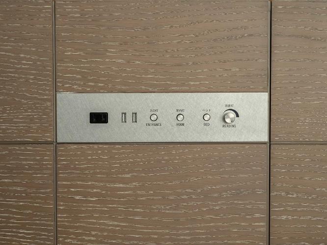 ベッドボードに電源コンセント・USBポートがございます。