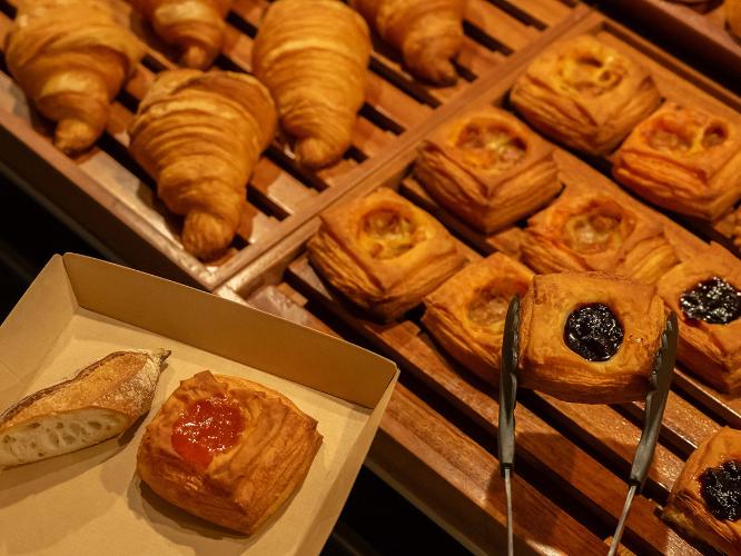 ラウンジではくつろぎ時間のおともとして焼きたてのパンやデニッシュをご用意しております。*無料
