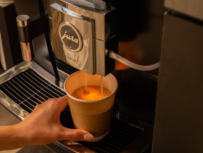 ラウンジにコーヒーマシンが設置されていますご自由にご利用くださいませ。 *無料