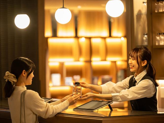 チェックイン時にマイボトルをお渡ししております。フリードリンクを入れて外出のおともにご活用ください。