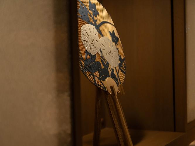 『京うちわ』などさまざまな京都の伝統工芸品がラウンジに展示されています