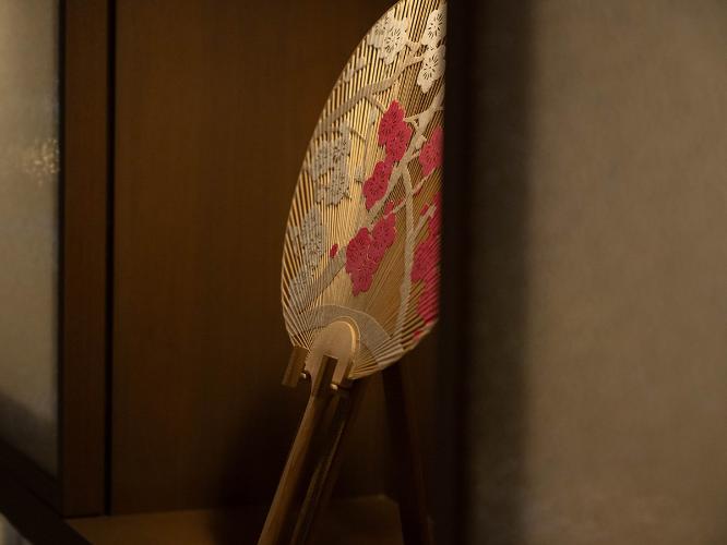 ラウンジ”　”リビングルーム”には京都の伝統工芸品や民芸品が展示され、旅情を感じる空間に