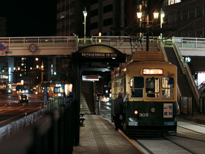 路面電車（夜）
