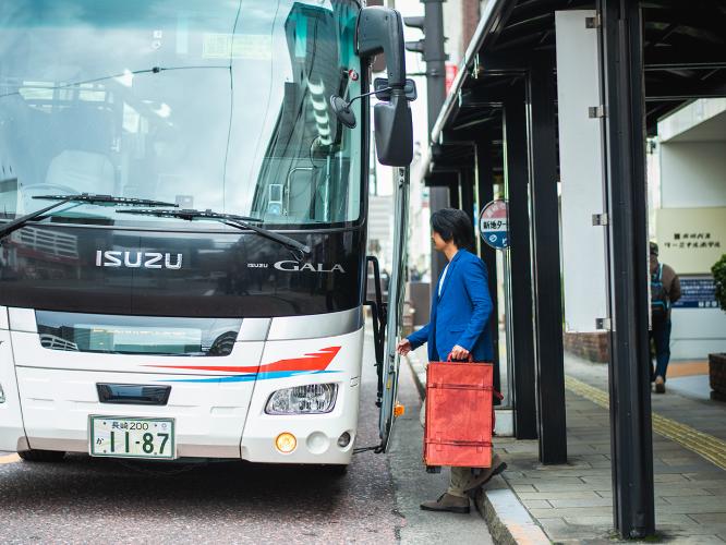 ★玄関前に長崎空港行きリムジンバスが停車。雨の日も濡れずにラクラクご乗車できます