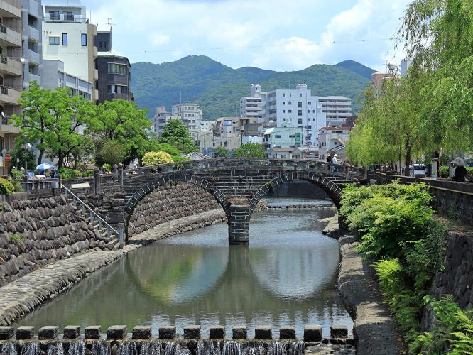 ★長崎市の中心部・中島川に架かる眼鏡橋。長崎観光には欠かせない撮影スポットのひとつです