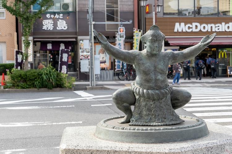 国技館通り力士像