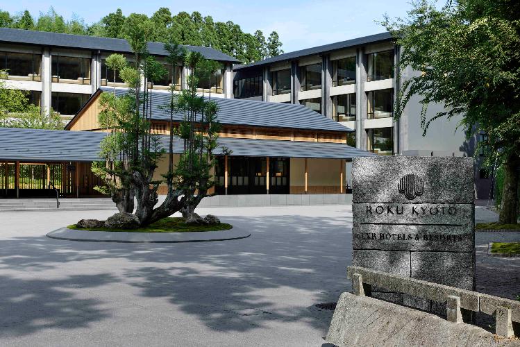 エントランスに佇むホテルのシンボルツリー「北山杉」