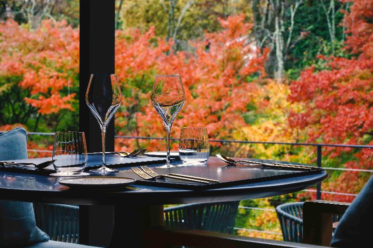 ◆レストラン「TENJIN」　｜ ガラス窓の向こうに広がる紅葉